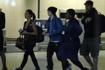  September > 22 - Justin arriving in South Africa with mga kaibigan