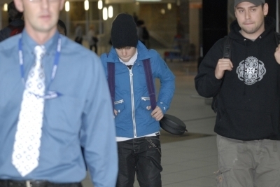  September > 22 - Justin arriving in South Africa with फ्रेंड्स