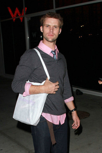  "House" estrella Jesse Spencer jokingly "punches" a photographer outside the W hotel in West Hollywood