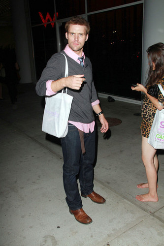  "House" star, sterne Jesse Spencer jokingly "punches" a photographer outside the W hotel in West Hollywood