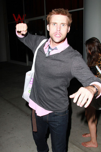  "House" étoile, star Jesse Spencer jokingly "punches" a photographer outside the W hotel in West Hollywood