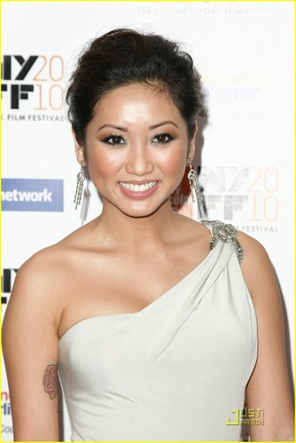  Brenda Song is a 'Social' butterfly, kipepeo