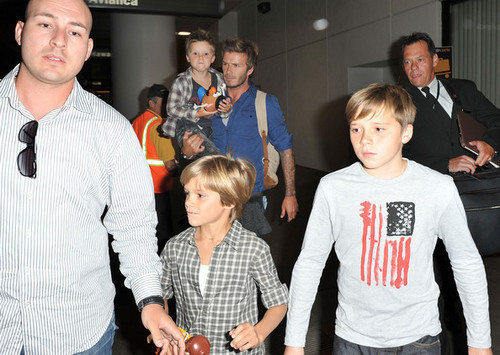  David leaving the airport with sons, Cruz (5), Romeo (8) and Brooklyn (13)!