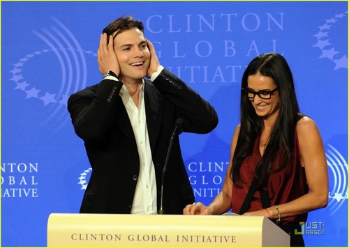  Demi Moore & Ashton Kutcher: Clinton Conference Couple