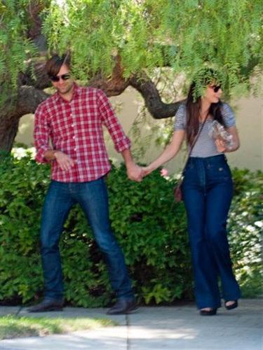  Emily Deschanel and new hubby celebrate nuptials