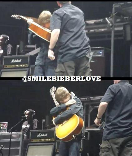 Justin Bieber have a girlfriend! don't worry is a guitar :D