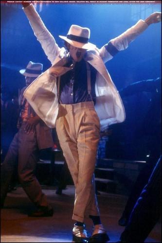  Michael Jackson -Smooth Criminal