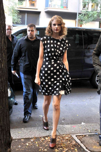  Taylor 迅速, 斯威夫特 Arriving at Radio Deejay Studios in Milan