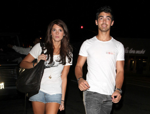  Wearing matching wristbands, Joe Jonas and Ashley Greene head tahanan after enjoying a romantic hapunan