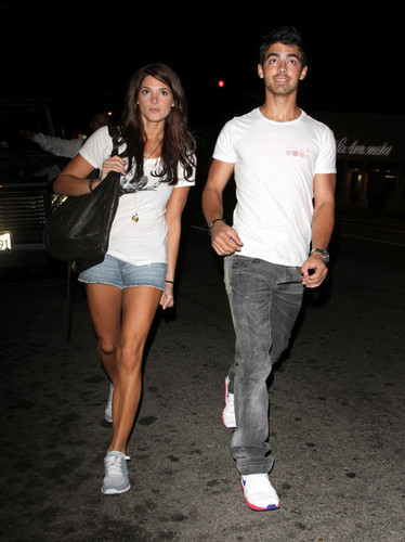  Wearing matching wristbands, Joe Jonas and Ashley Greene head Home after enjoying a romantic abendessen
