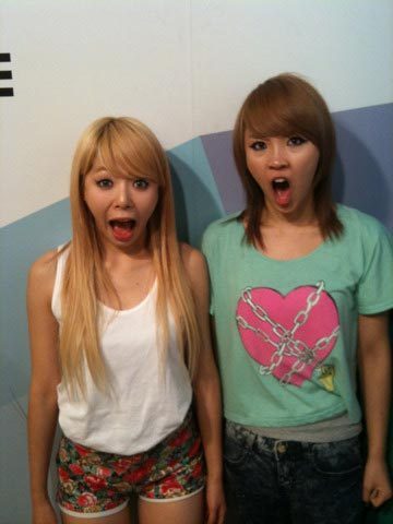  hyuna & jiyoon mostrar their bizarre side