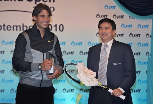 Rafael Nadal presents a tennis racket and jersey to Thai Prime Minister Abhisit Vejjajiva 