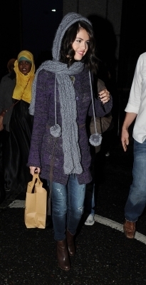  Selena out in Londra