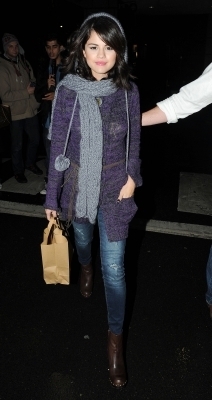  Selena out in Londres