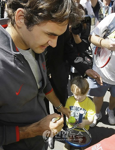  federer and small fan