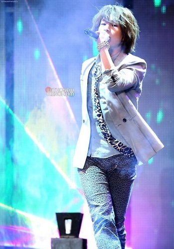  onew at musique bank ^^