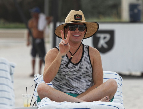  Adam Lambert on the beach, pwani