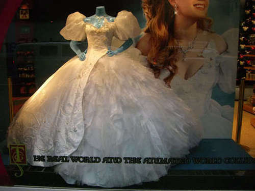  Amy Adams wedding dress on display