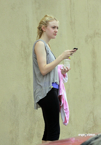  Dakota Fanning waits outside the Gym in Studio City, Oct 2