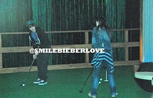  Exclusive pic: Justin&Caitlin playing golf