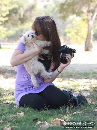  In the park with Presley,taking تصاویر together(September 23,2010)
