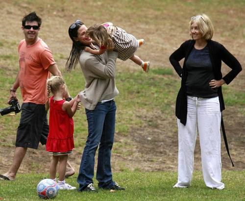  Jen took বেগুনী and Seraphina to play soccer!