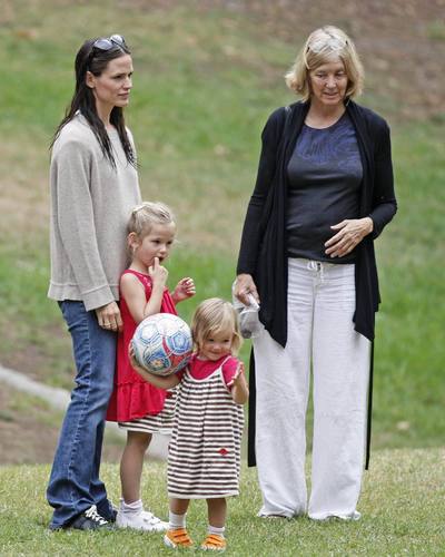  Jen took 紫色, 紫罗兰色 and Seraphina to play soccer!