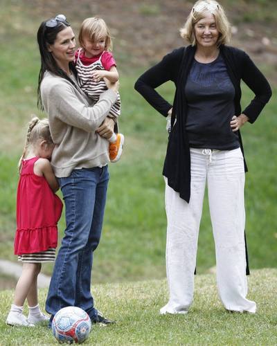  Jen took 紫色, 紫罗兰色 and Seraphina to play soccer!