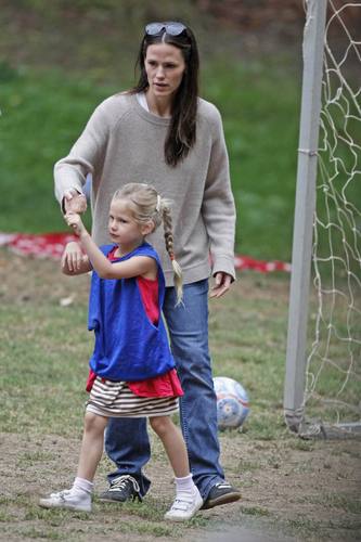  Jen took màu tím and Seraphina to play soccer!