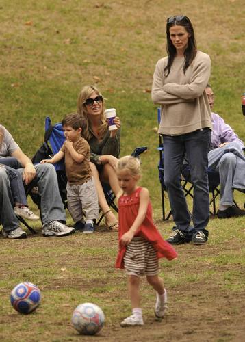  Jen took màu tím and Seraphina to play soccer!