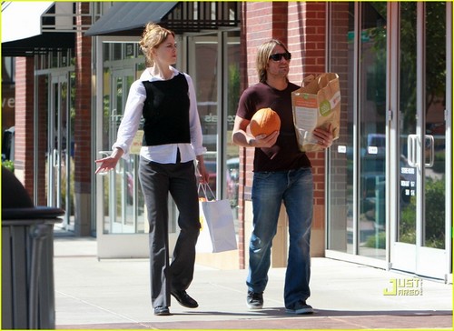  Keith, Nicole and Sunday go Halloween shopping in Nashville0 papar
