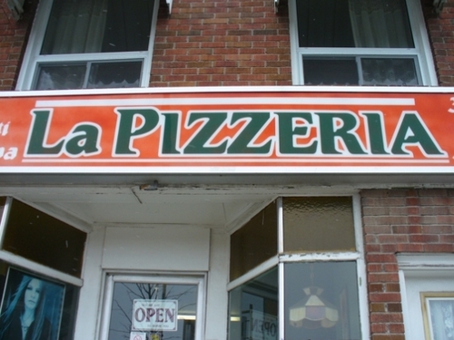  La Pizzeria , Avril's inayopendelewa pizza Place :)