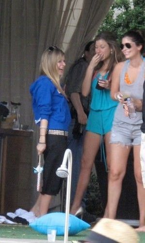  mais Pics of Avirl at her b-day party [2nd Oct 2010]