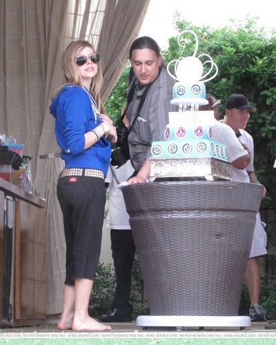  еще Pics of Avirl at her b-day party [2nd Oct 2010]