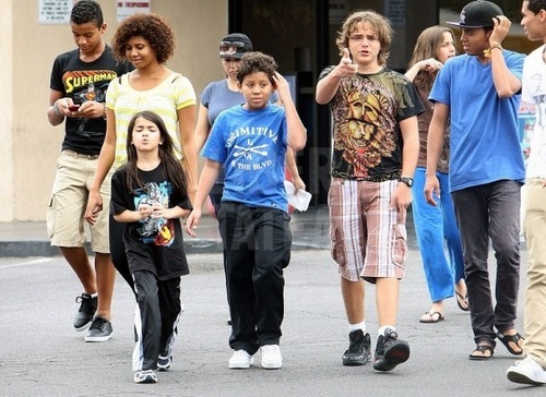  Paris Jackson with her Family in Vegas