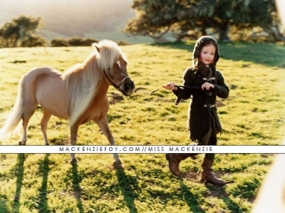  Renesmee with her poni, pony