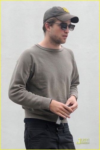  Robert Pattinson is a Gray Guy