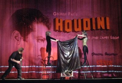  Tony Curtis & Janet Leight in "Houdini"