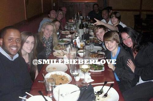  exclusive pic: Justin,family and 老友记