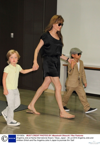  Angelina and childrens in Airport TOKIO
