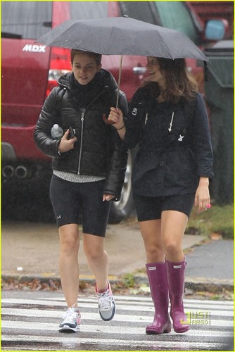  Emma Watson: Rainy Workout