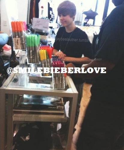 Exclusive pic: Justin Bieber in bookshop