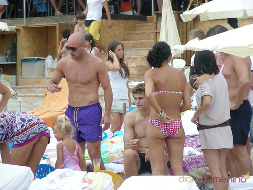  Fernando Llorente on the plage with Pepe Reina