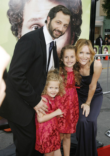  Leslie Mann & Judd Apatow with daughters Maude & Iris @ Knocked Up Premiere - 2007