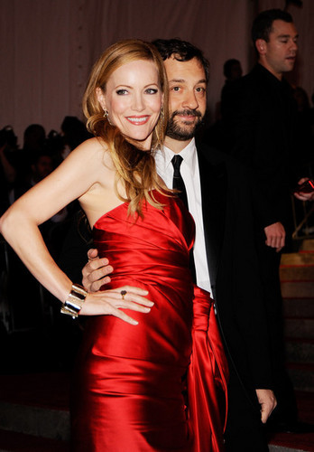  Judd Apatow & Leslie Mann @ 'The Model As Muse: Embodying Fashion' Costume Institute Gala - 2009