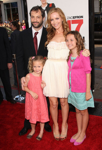  Judd Apatow & Leslie Mann with daughters Maude & Iris Apatow @ 17 Again Premiere - 2009