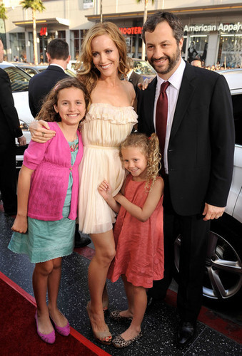  Judd Apatow & Leslie Mann with daughters Maude & Iris Apatow @ 17 Again Premiere - 2009