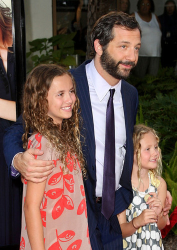  Judd with daughters Maude & Iris Apatow @ Funny People Premiere - 2009