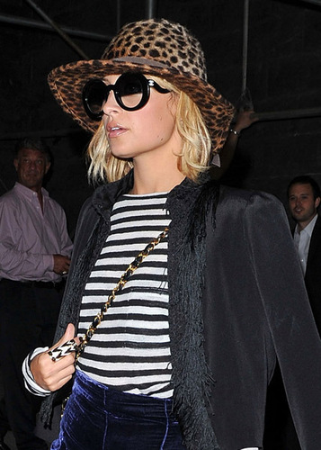  Nicole Out and about in Manhattan 9/29/10