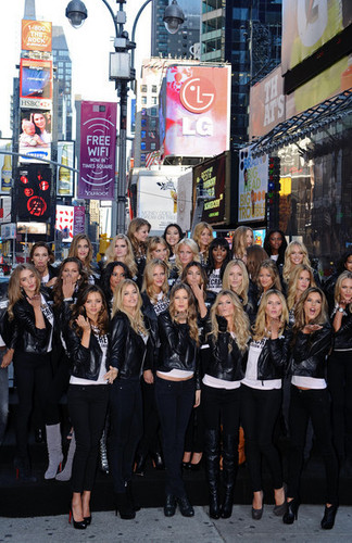  Victoria's Secret angeli - Times Square 2008
